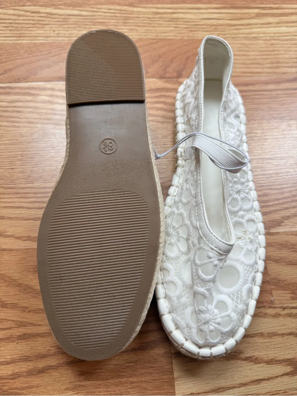 NWT Universal Thread White Embroidered Mary Jane Flats Size 8.5